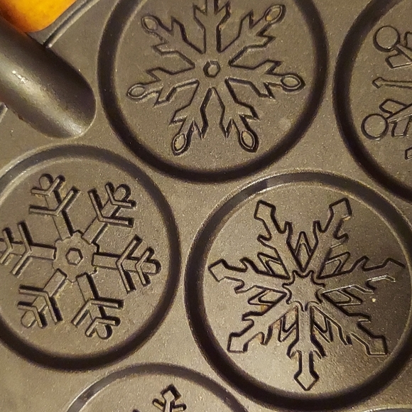 NORDIC WARE | SNOWFLAKE PANCAKE GRIDDLE - Picture 3 of 7